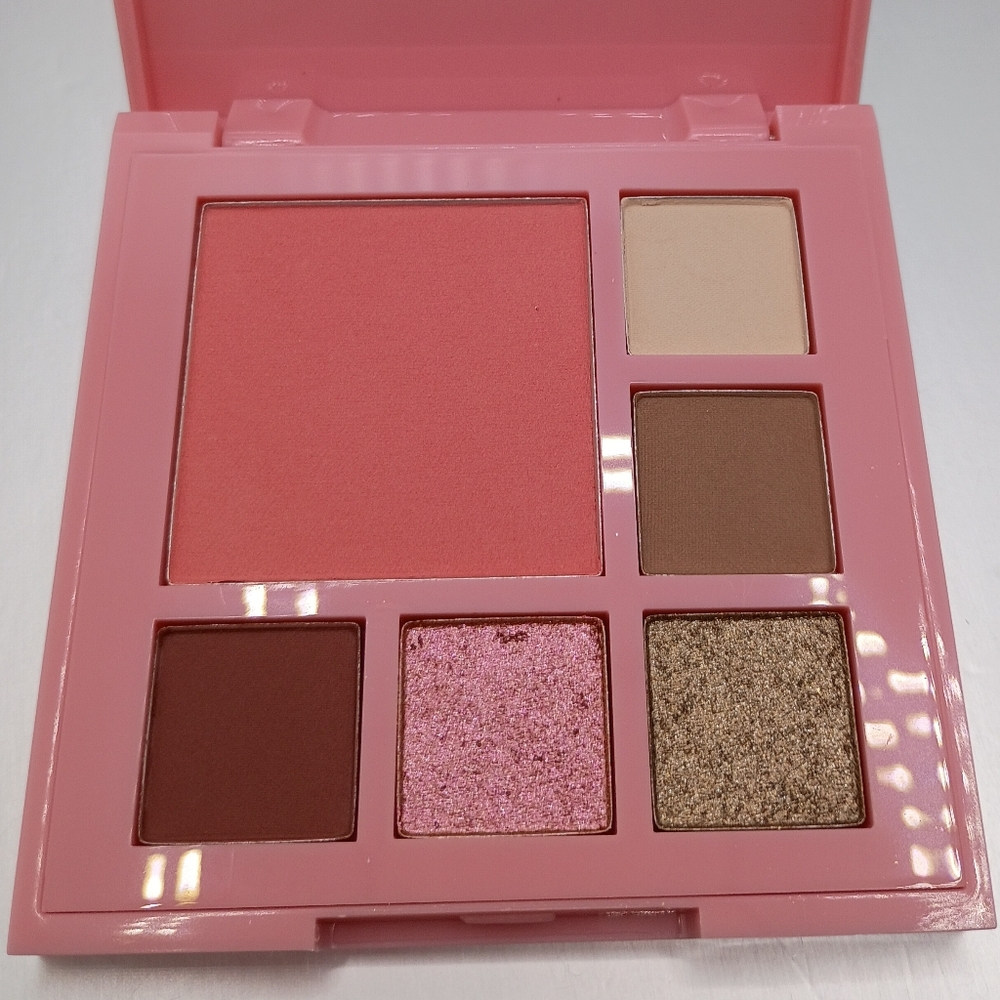 5 For $25 Item🌸 Chica Beauty Multi Eyeshadow & Blush Palette In CHIQUITA - Picture 4 of 4
